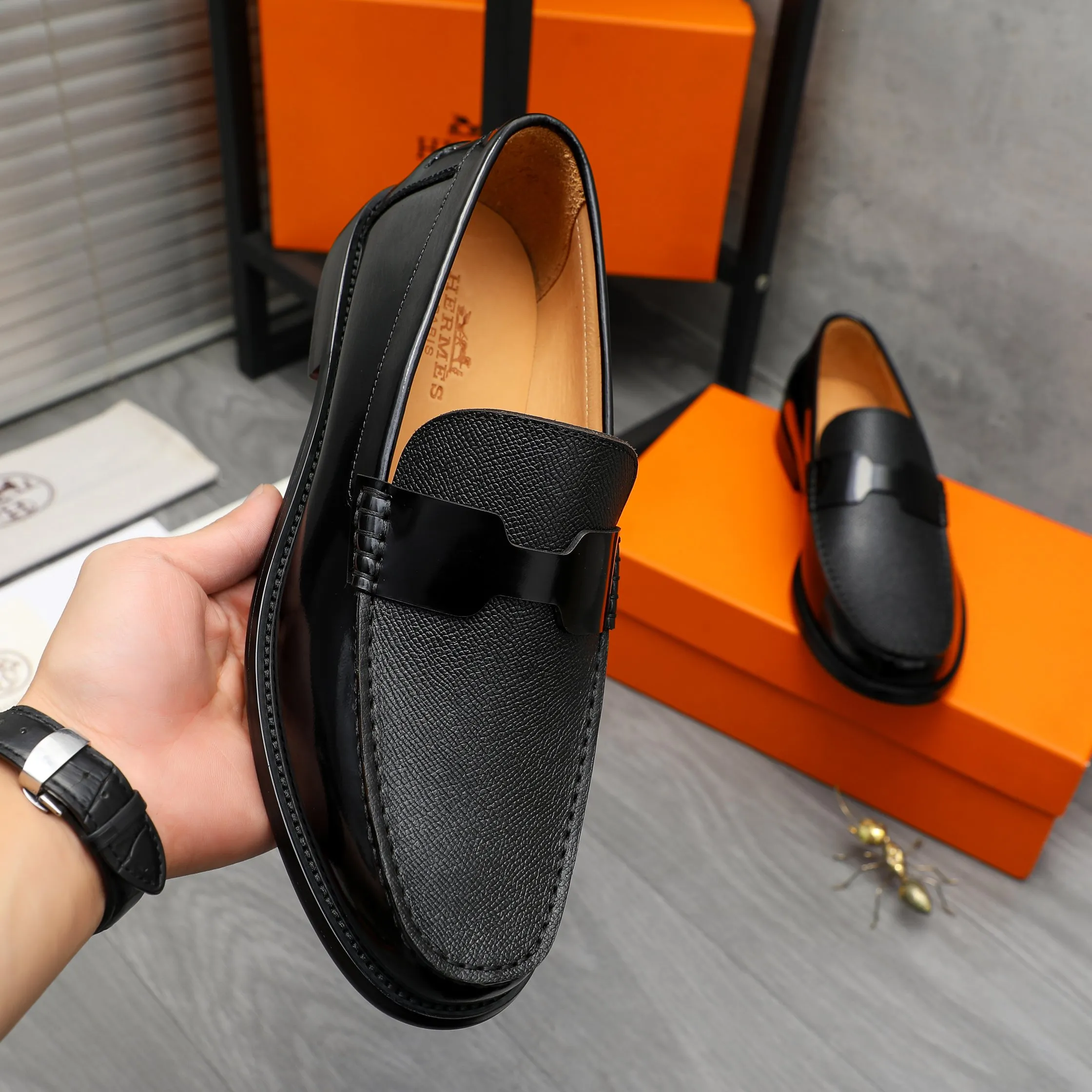 Men's shoes 💰p540 Product trademark: HERMES "Hermès" business slip-on leather shoes. Regular size: 38-46 (38.45.46 is custom-made and non-returnable) Product material: Selected pebbled cowhide stitched with pearlescent cowhide upper, cowhide lining, original rubber outsole